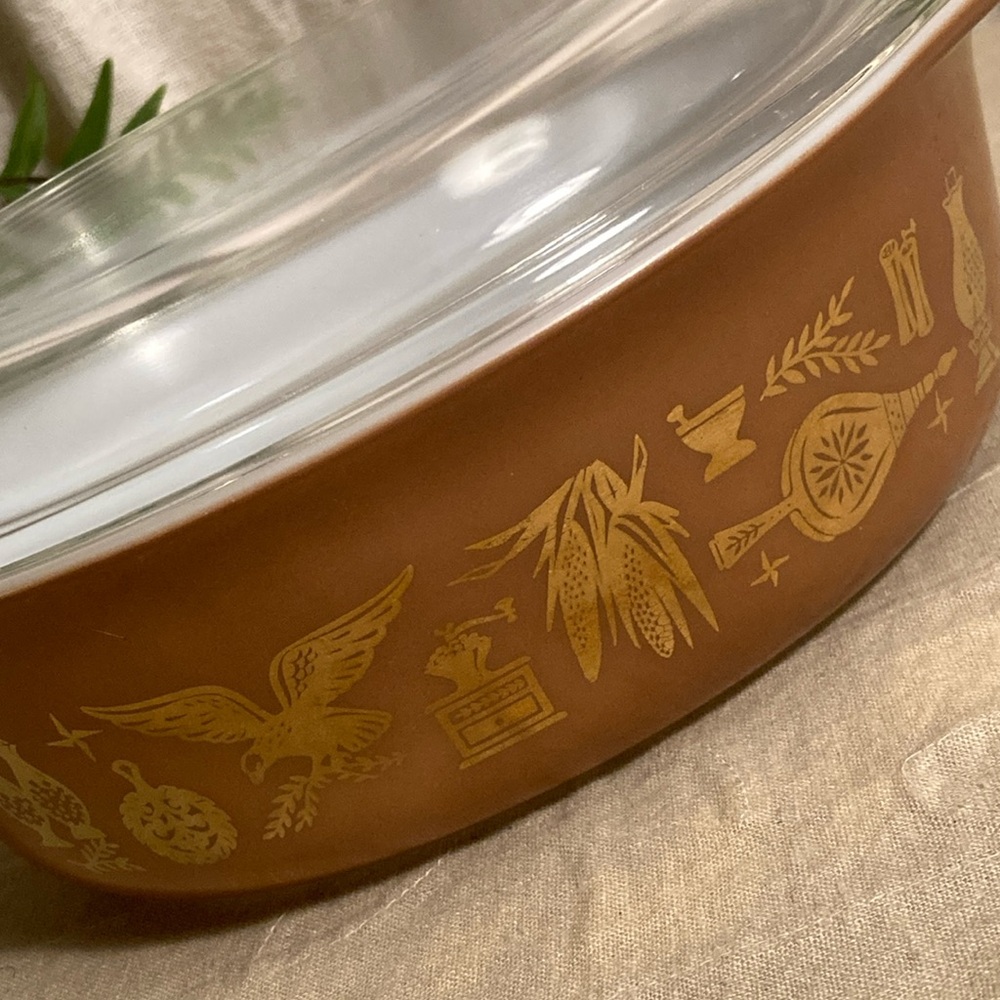 Vintage Pyrex Early American 1 1/2 Quart Casserole With Lid - Picture 8 of 15